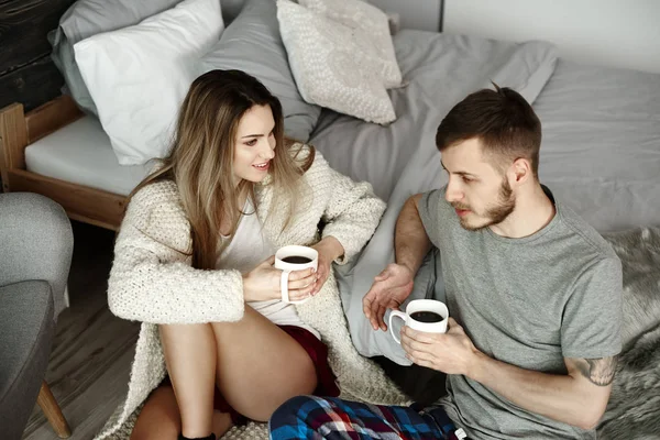 Casal Com Café Sentado Chão Falando — Fotografia de Stock