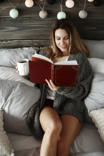 Frau Mit Buch Und Kaffee Entspannt Schlafzimmer — Stockfoto