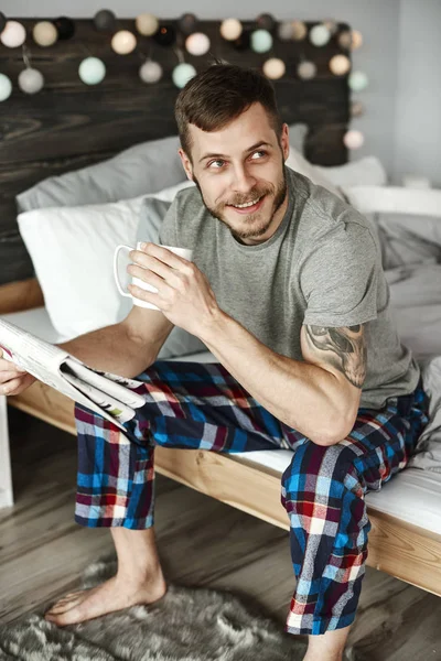 Pijama Yatağa Oturmuş Kahve Ile Yalınayak Adam — Stok fotoğraf