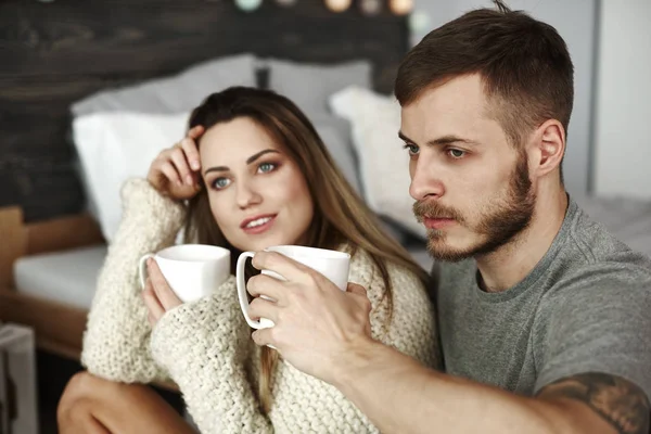 Coppia Con Caffè Seduta Piano Della Camera Letto — Foto Stock