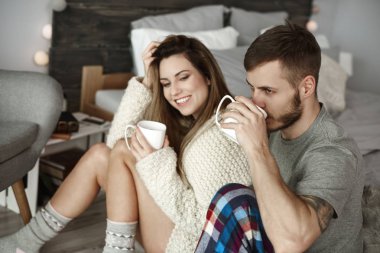 Sevgi çift yatak sabah kahve içme 