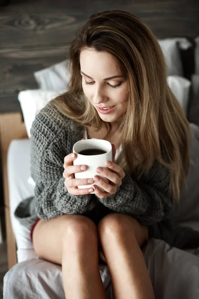 Mujer Bonita Con Taza Café Cama — Foto de Stock