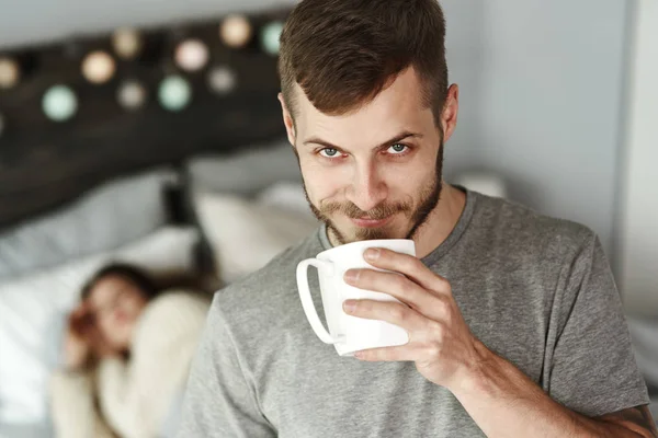 寝室でコーヒーを飲む男性の正面図 — ストック写真