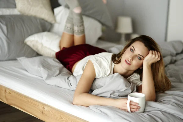 Marzycielski Kobieta Kawy Leżącej Sypialni — Zdjęcie stockowe