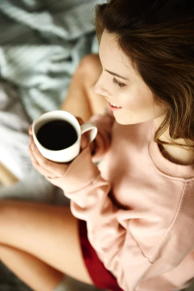 Γυναίκα Που Κρατά Την Κούπα Καφέ Στο Υπνοδωμάτιο — Φωτογραφία Αρχείου