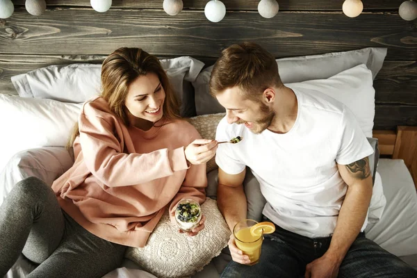 Donna Che Condivide Colazione Con Uomo — Foto Stock