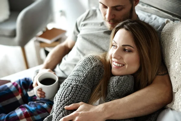 Abrazada Pareja Cariñosa Acostada —  Fotos de Stock