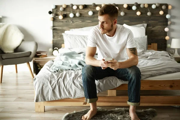 Mannen Med Mobiltelefon Sitter Sängen — Stockfoto