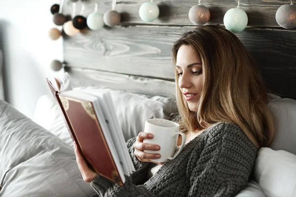 Frau Trinkt Kaffee Und Liest Buch Bett — Stockfoto