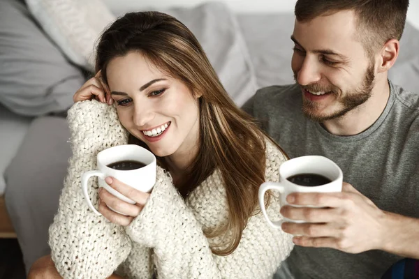 Vrolijke Heteroseksueel Paar Koffie Drinken — Stockfoto