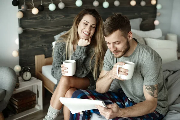 Par Med Morgonkaffe Och Tidni — Stockfoto