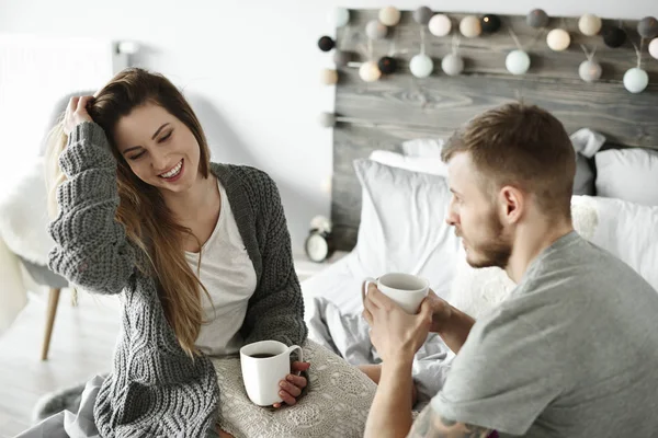 Paar Ochtends Koffie Drinken Slaapkamer — Stockfoto