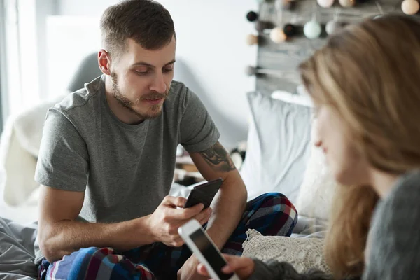 Unatkozó Pár Használ Mozgatható Telefon Ágyon — Stock Fotó