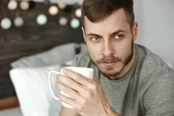 Homme Réfléchi Buvant Café Matin — Photo