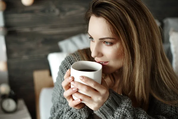 Χαρούμενη Γυναίκα Πίνοντας Καφέ Πρωί — Φωτογραφία Αρχείου