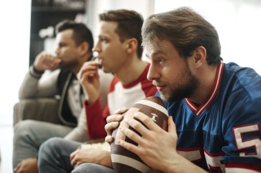 Futbol oyunu evde izlerken odaklı 