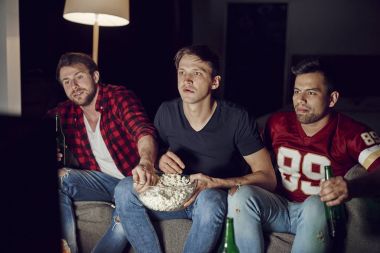 Footaball akşamları maç izlerken erkek odaklı