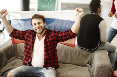Bir Rus bayrağı sallayarak mutlu futbol taraftarları