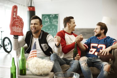 Sadık ve kendinden emin futbol taraftarları önden görünümü