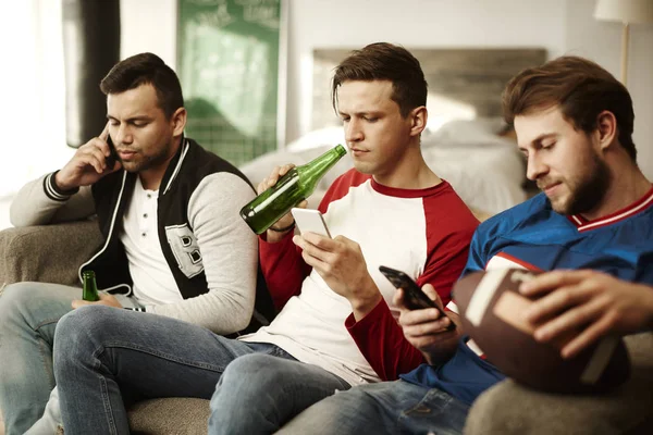 Los Hombres Que Utilizan Teléfono Móvil Durante Pausa Comercial —  Fotos de Stock