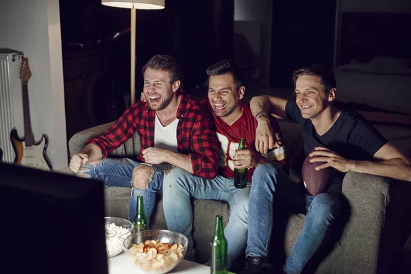 Homens Assistindo Competição Futebol Americano — Fotografia de Stock