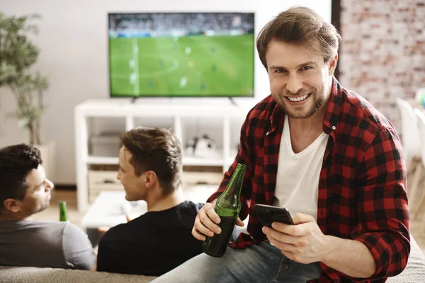 Aficionados Fútbol Con Teléfono Móvil Cerveza — Foto de Stock