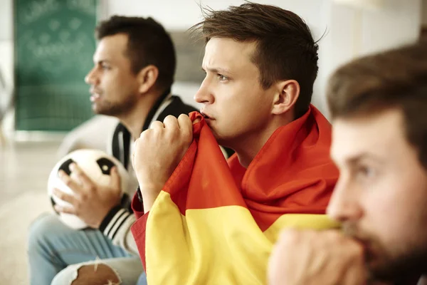 Seitenansicht Von Fußballfans Die Hause Beten — Stockfoto