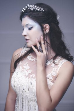 Buz kraliçesi olarak güzel model