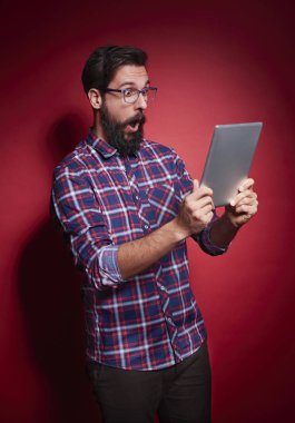 Dijital tablo ile şok adam