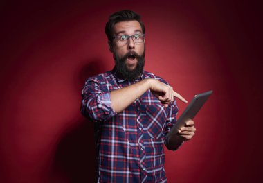 Mutlu ve işadamı dijital tablet vasıl işaret