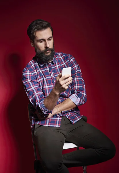 Homem Sentado Cadeira Usando Telefone Móvel — Fotografia de Stock