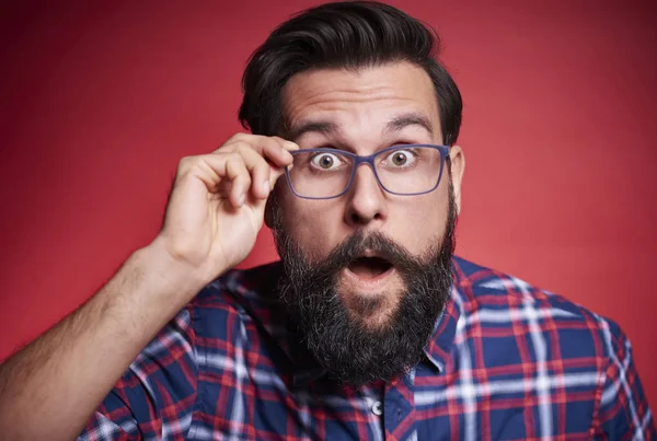 Hombre Sorprendido Mirando Través Glasse —  Fotos de Stock