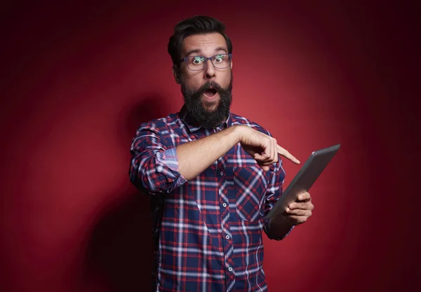 Hombre Negocios Feliz Sorprendido Apuntando Tableta Digital —  Fotos de Stock