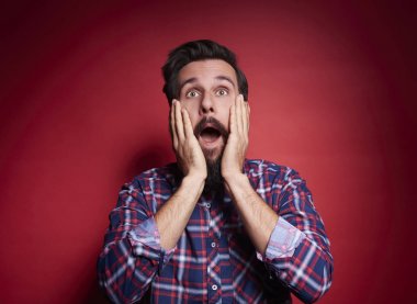 Bağıran adam şaşırmış ve şok 