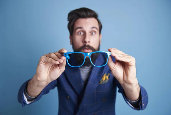 Surprised Man Holding Glasses Studio Shot — Stock Photo, Image