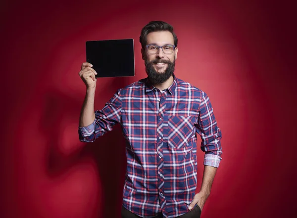Vzrušený Muž Zobrazující Digitální Tabletu — Stock fotografie