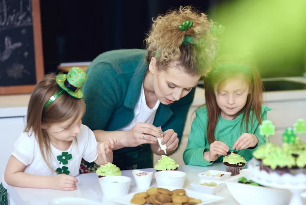 Familie Voorbereiding Cupcakes Saint Patrick Day — Stockfoto