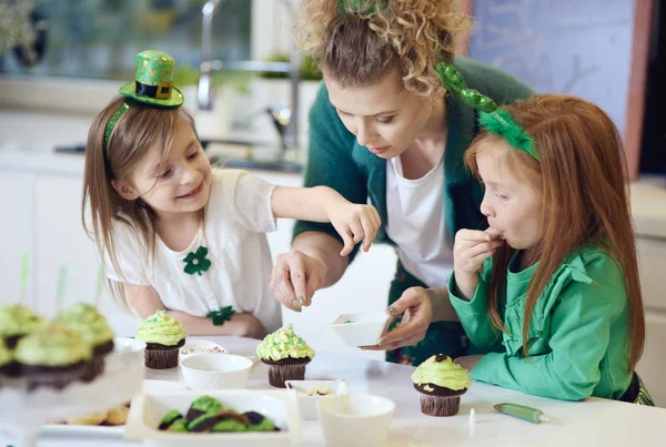 Femme Avec Des Enfants Décorant Des Cupcakes — Photo