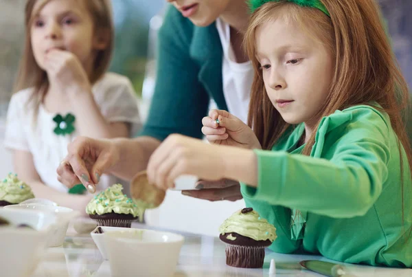 Familie Schmückt Cupcakes Der Küche — Stockfoto