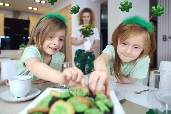 Portret Van Broers Zussen Bereiken Voor Cookie — Stockfoto