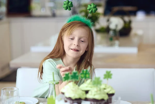 Vrolijk Meisje Bereiken Voor Cupcake — Stockfoto