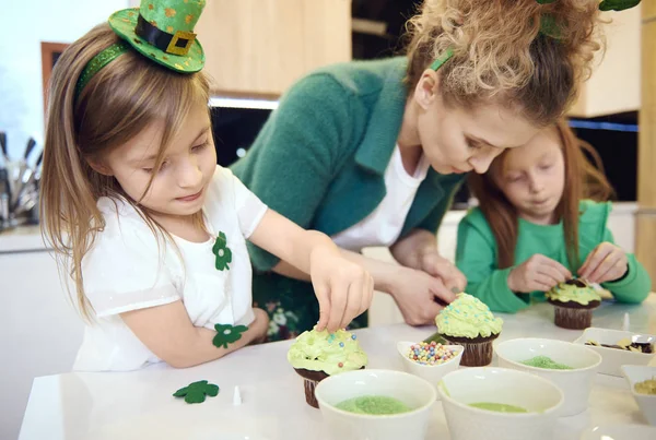 Familie Versieren Cupcake Keuken — Stockfoto