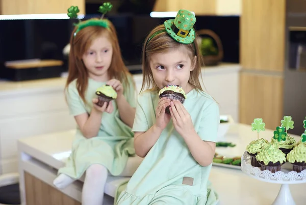 Portrait Enfants Mangeant Des Cupcakes — Photo