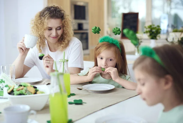 Familia Comiendo Sabrosas Galletas Mesa — Foto de Stock