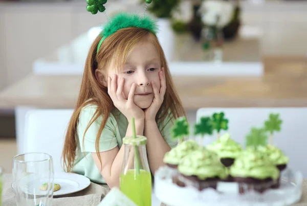 Kind Schaut Sich Leckere Cupcakes — Stockfoto