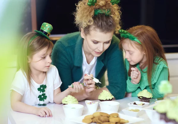 Interesse Kinderen Cupcakes Versieren Met Moeder — Stockfoto