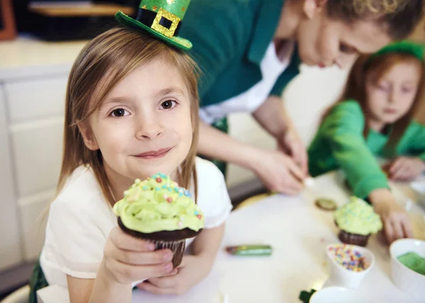 Portrait Cheerful Girl Showing Cupcake — Stock Photo, Image