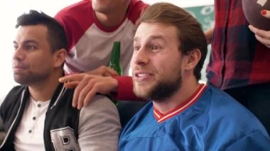 Amerikan futbolu rekabet izlerken futbol taraftarları