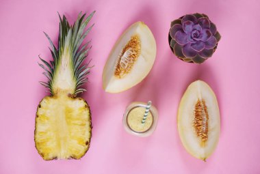 Ananas ve melo yapılmış güler yüzlü