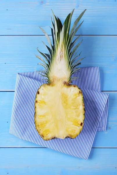 Helft Van Ananas Houten Tafel — Stockfoto